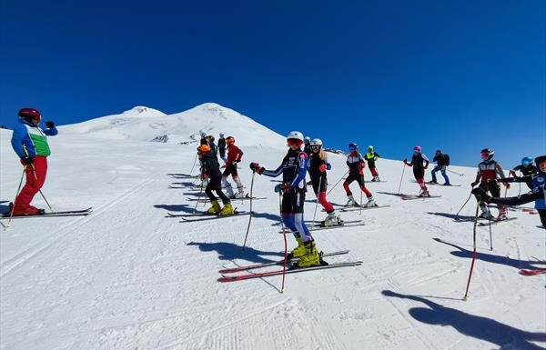Технический курс для юных горнолыжников проходит в Приэльбрусье